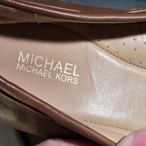 Michael Kors MK Leather Slip On Loafers Brown Size 8M Logo Tag Preppy Schoolgirl - Picture 2 of 7